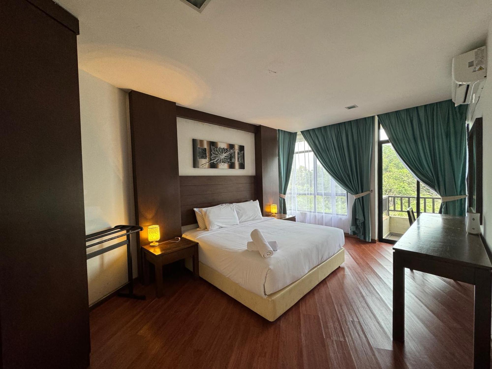 Studio At Samsuria Beach Resort Kampung Sungai Ular Exterior foto