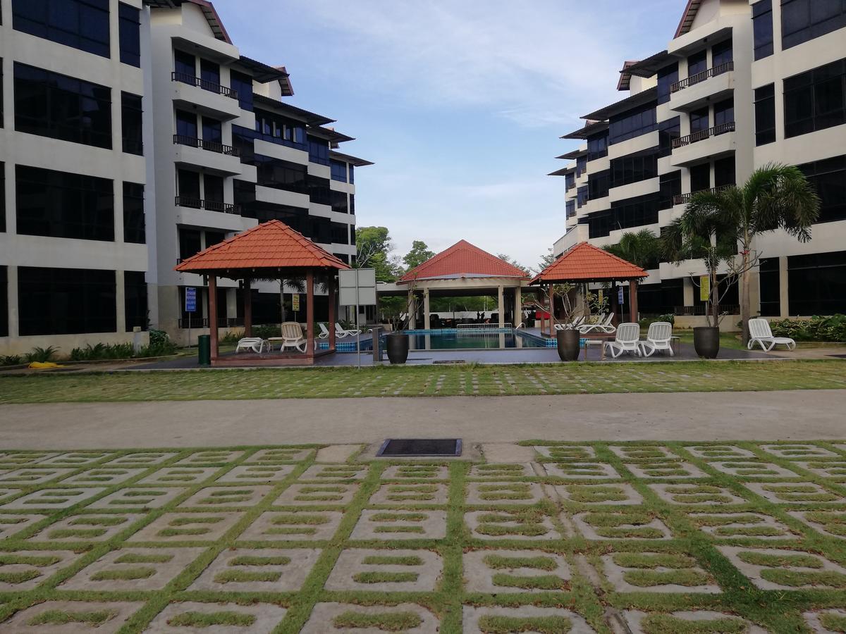Studio At Samsuria Beach Resort Kampung Sungai Ular Exterior foto